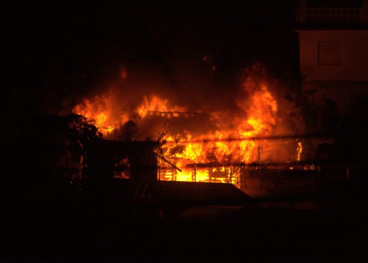 Foto de Karl Callwood na Unsplash - Incêndio em estufa na Salvador Caetano